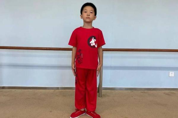 男生八字脚