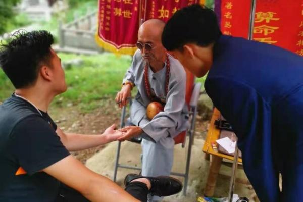 路上偶遇“算命师傅”声称只算命不收钱？那你可得小心了！