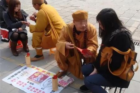 爆笑经典算命糗事冷笑话，找一个路边摆摊的算命老者算姻缘，老人看了我暗暗叹了口气说