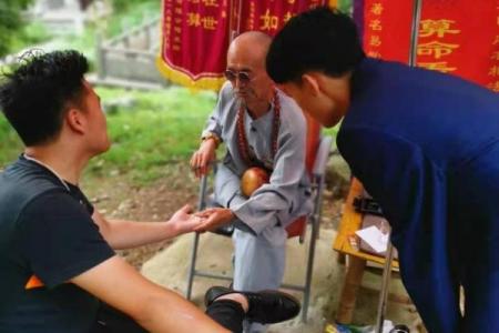 路上偶遇“算命师傅”声称只算命不收钱？那你可得小心了！