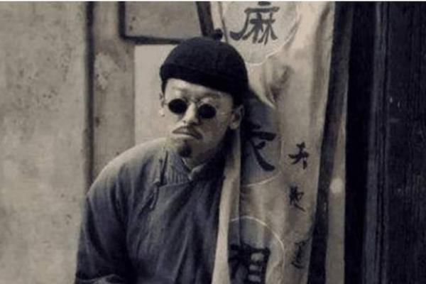 故事：民国盲人摸骨大师，叱咤政界算命五十年，晚年被女助手揭秘